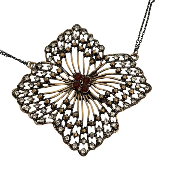 Elegant Floral Necklace with Rhinestone Accents Costume Jewelry - Picture 2 of 6